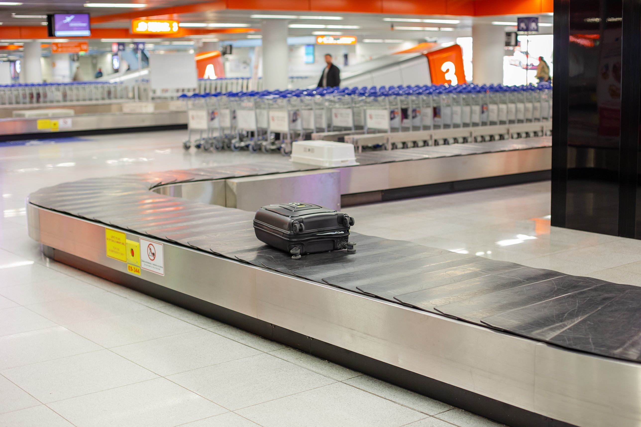 01-baggage-carousel-black-suitcase.jpg