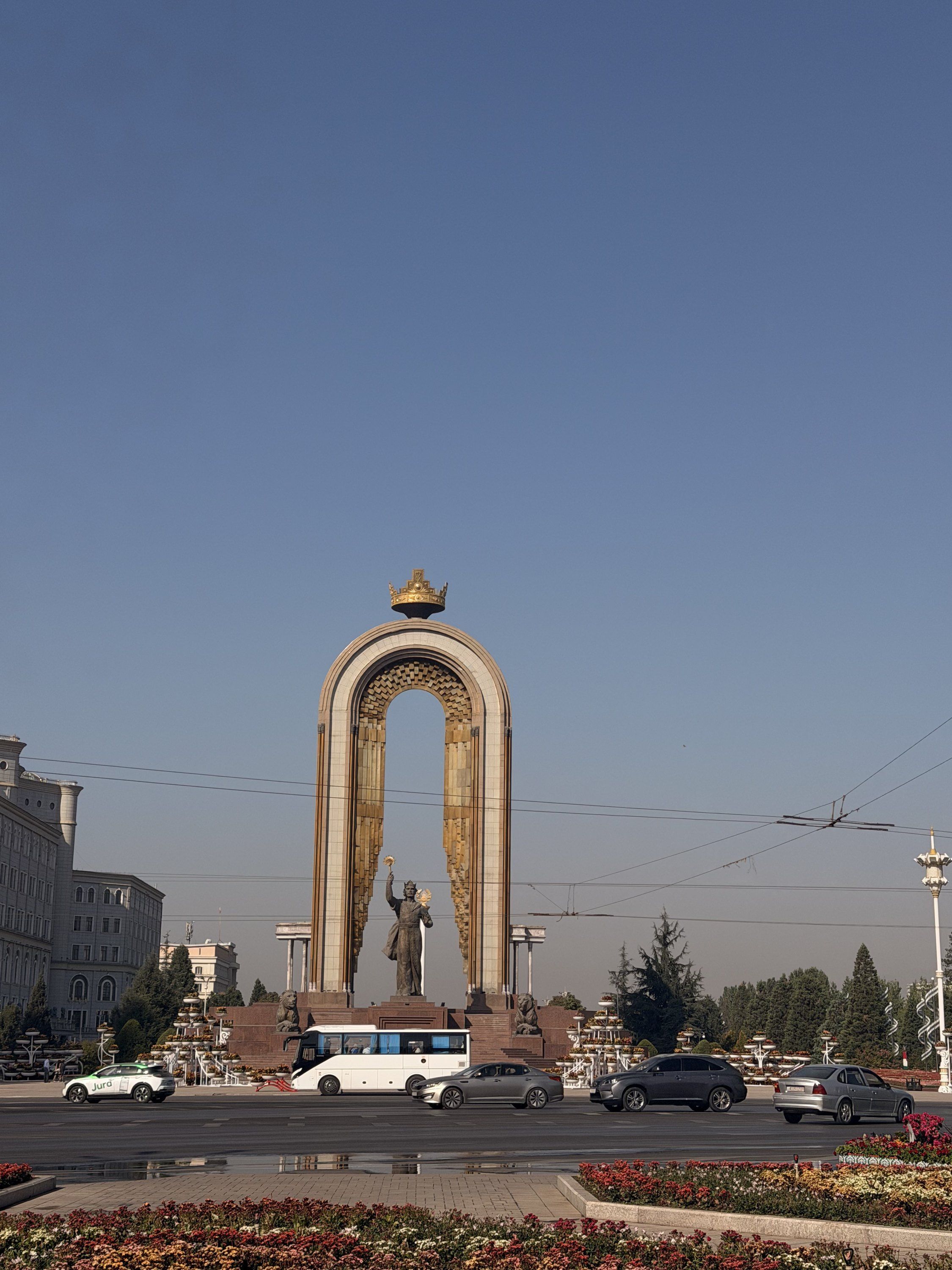 02a Памятник Исмаилу Самани днём.jpg
