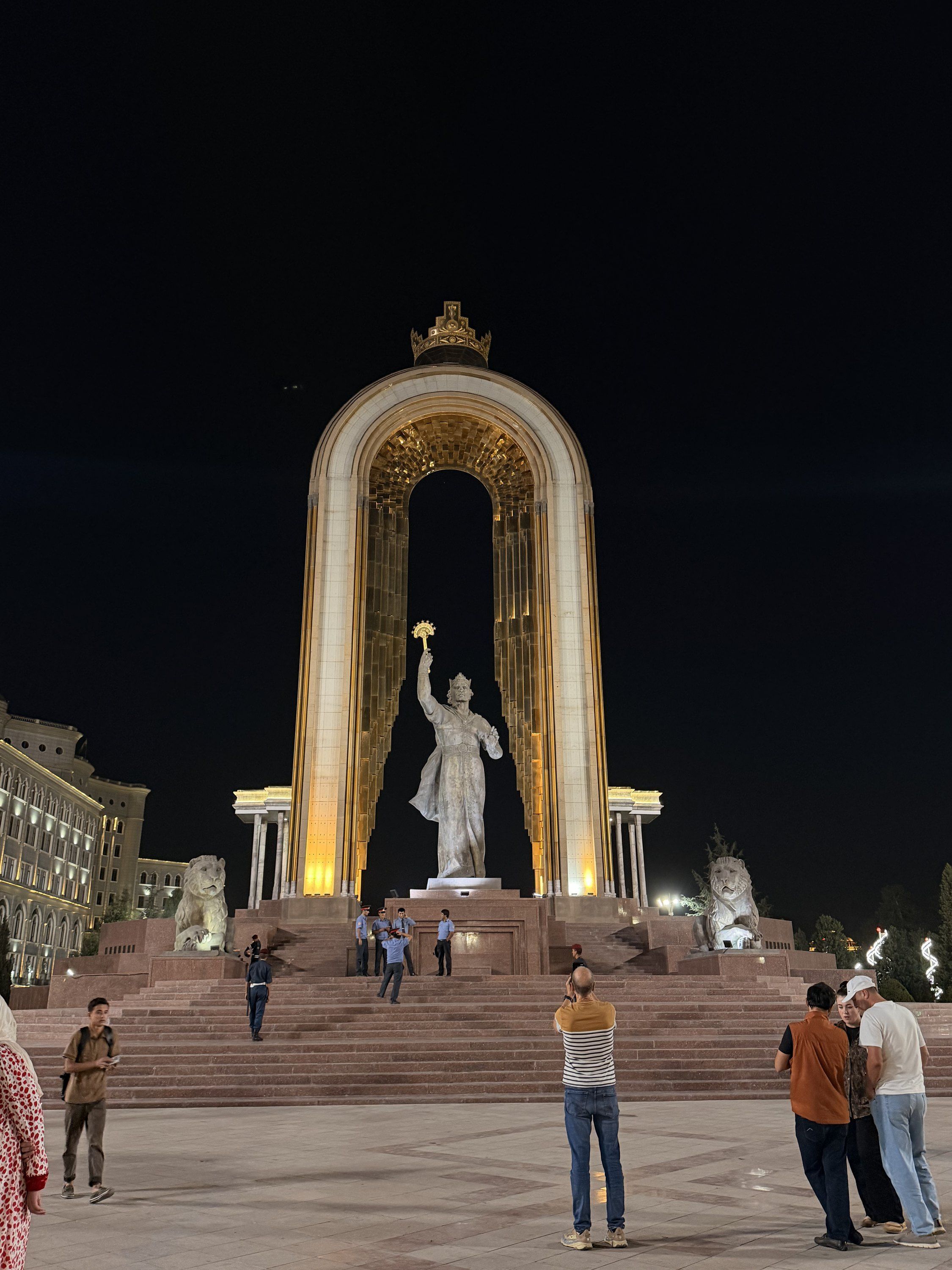 02b Памятник Исмаилу Самани вечером.jpg