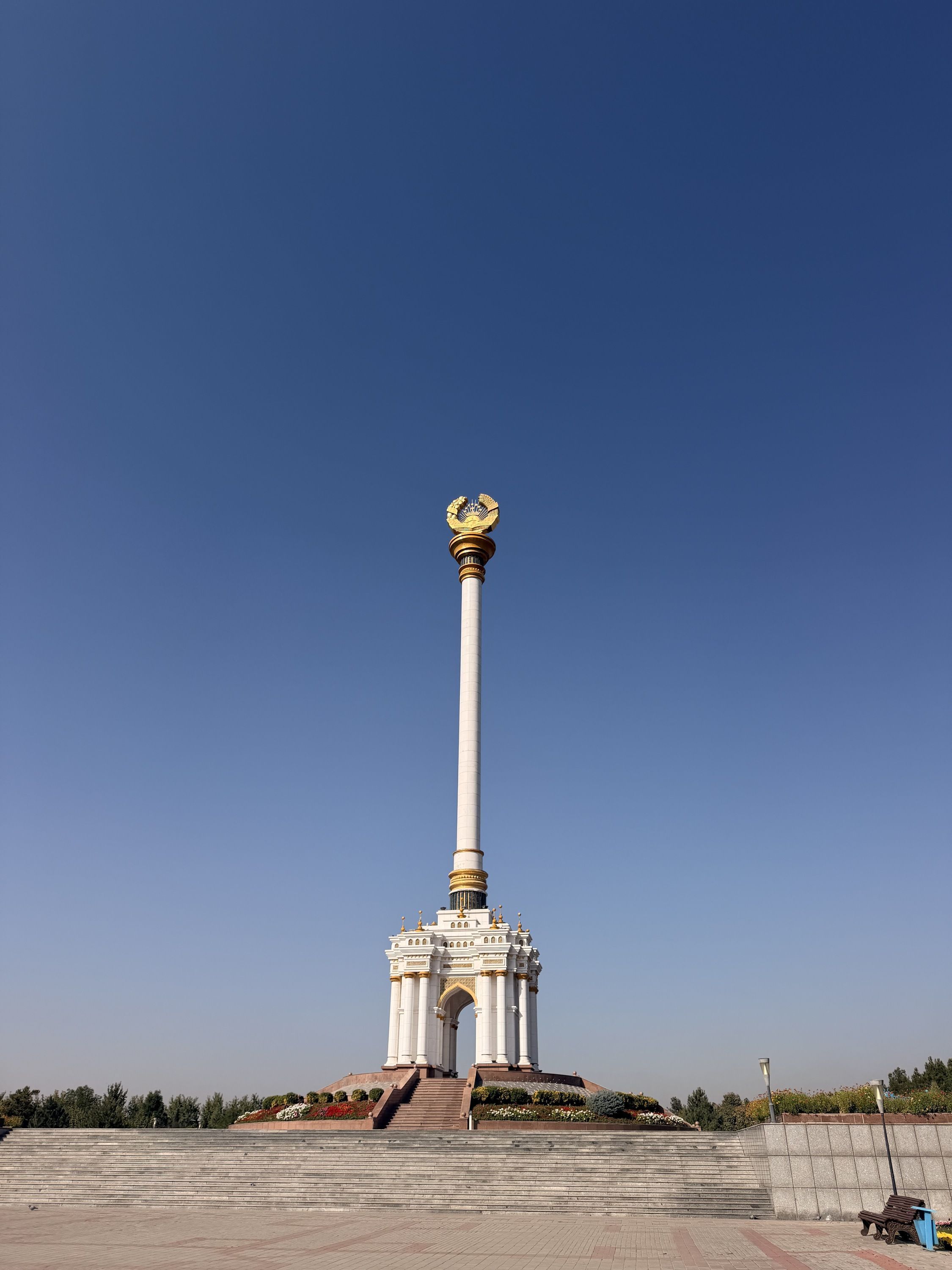 05a Флагшток на площади Государственного флага.jpg