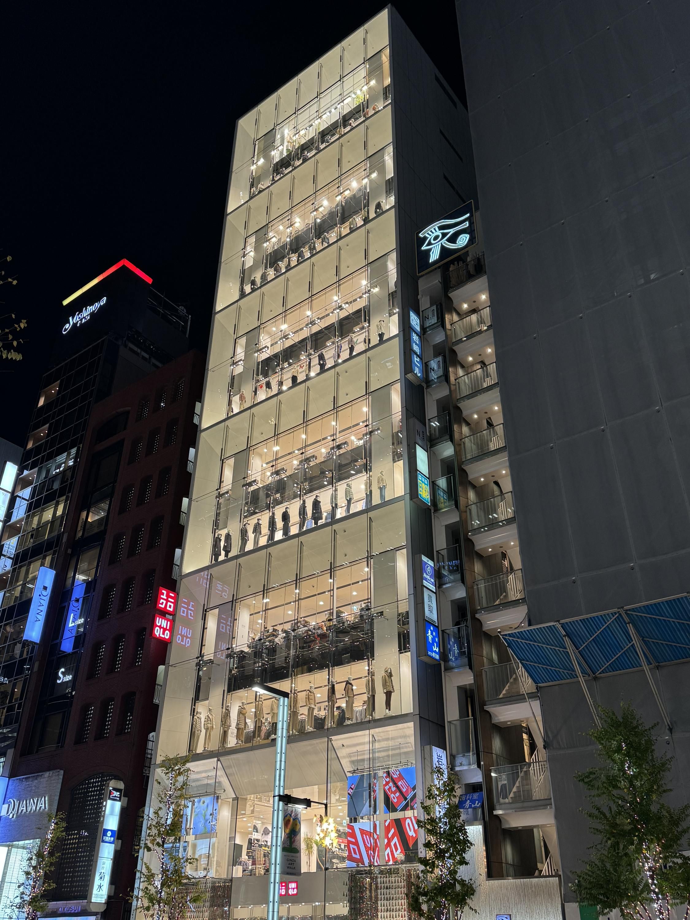 Магазин Uniqlo 12 этажей на Гиндзе