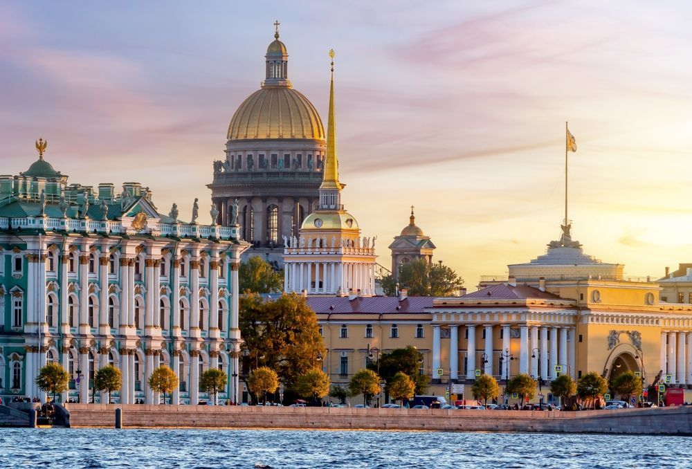 Вид на Эрмитаж и Исаакиевский собор в Петербурге