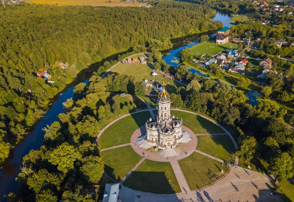 Церковь на фоне леса и реки