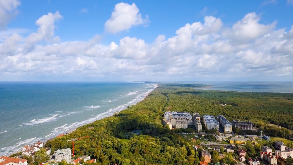 Вид на Зеленоградск и Балтийское море сверху