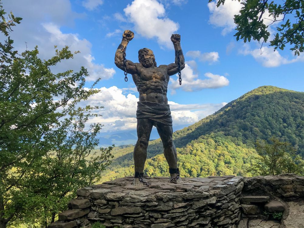 Памятник Прометею в горах в Сочи