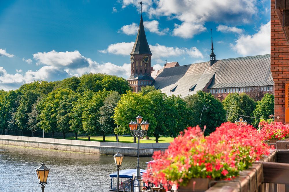 Собор и цветы