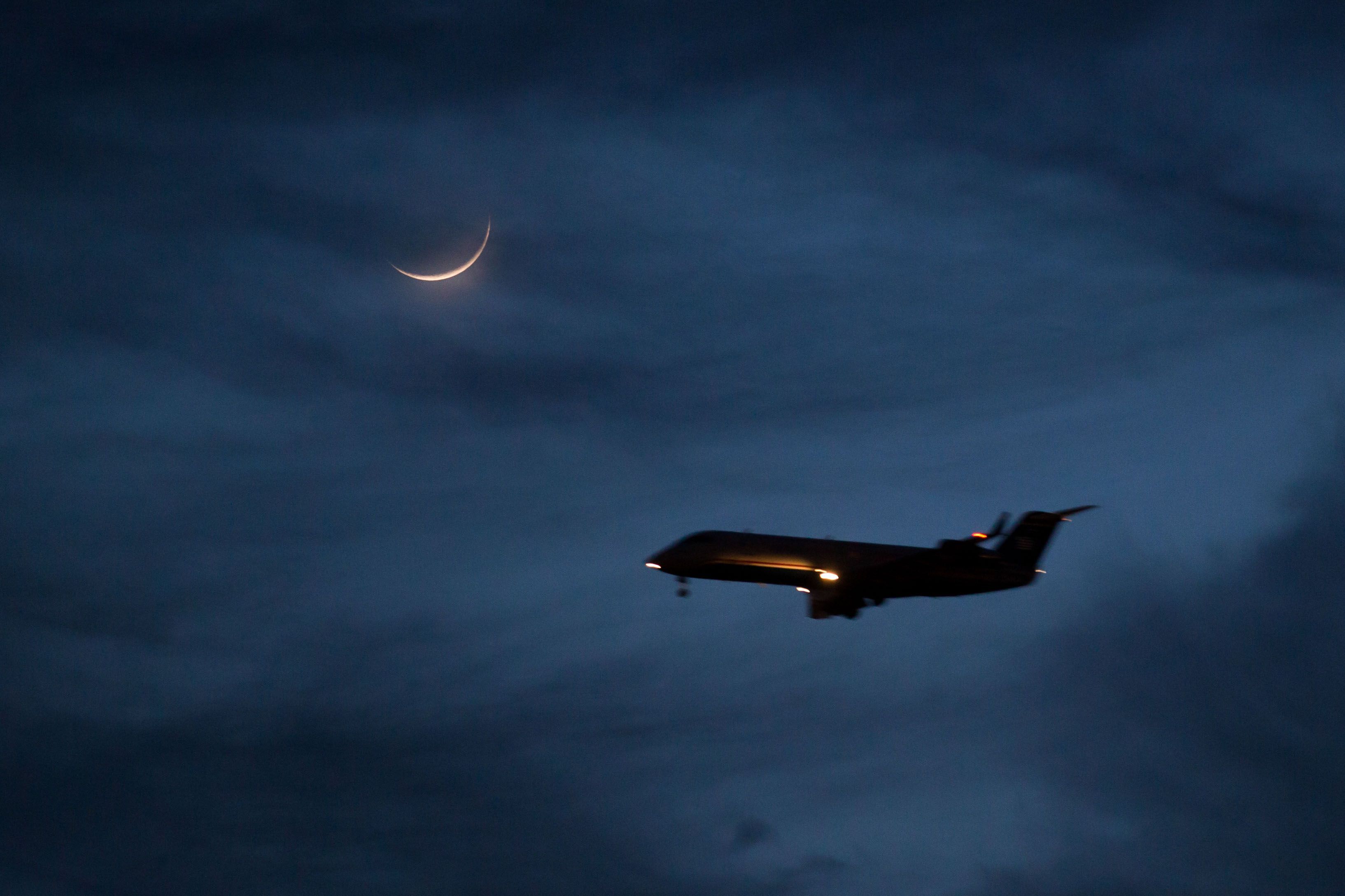 Samolyotda qanday uxlash mumkin: barcha holatlar uchun maslahatlar