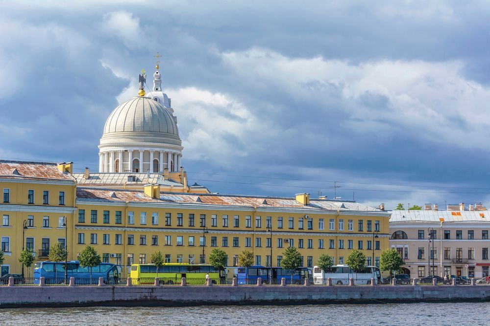 Автобусы на фоне Невы, Петербург