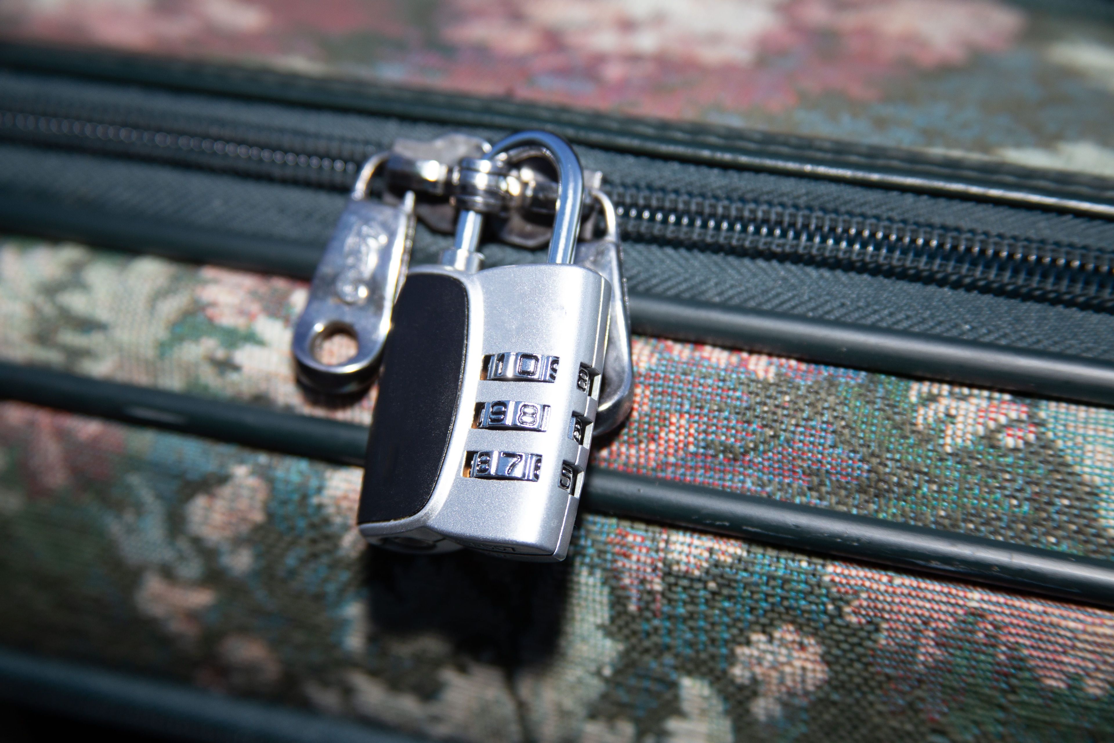 Навесной замок на чемодане