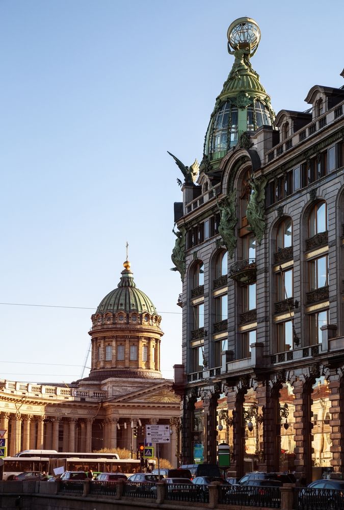Казанский собор и книжный магазин в Санкт-Петербурге