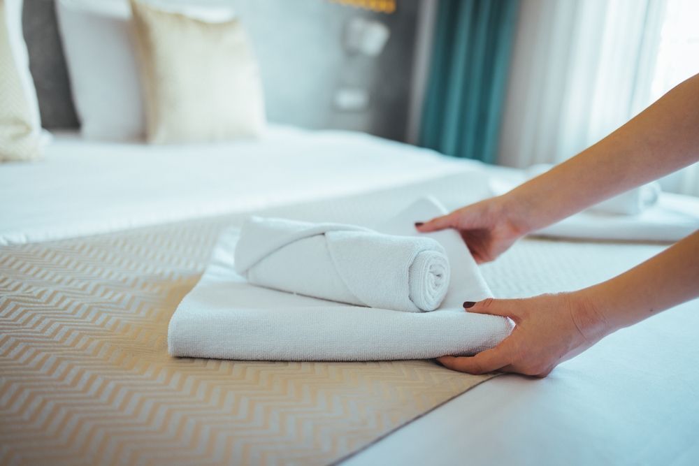 Полотенца на кровати отеля