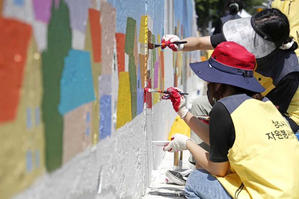 Люди красят стены