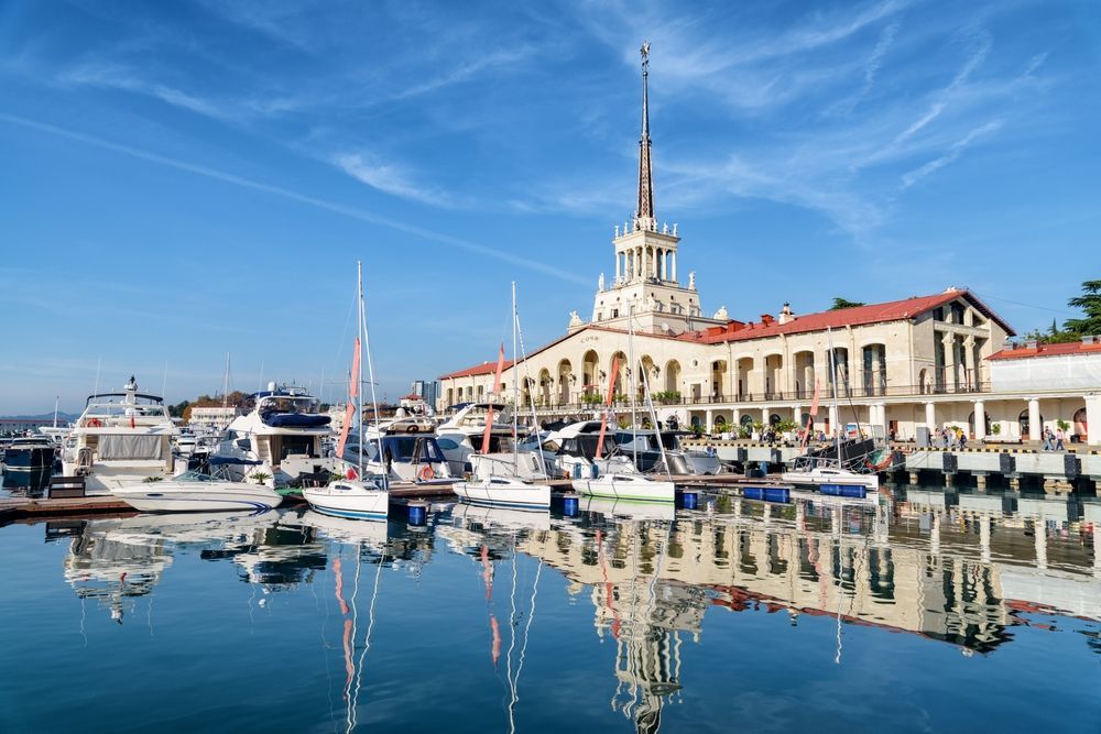 Морской порт и яхты в Сочи, Россия