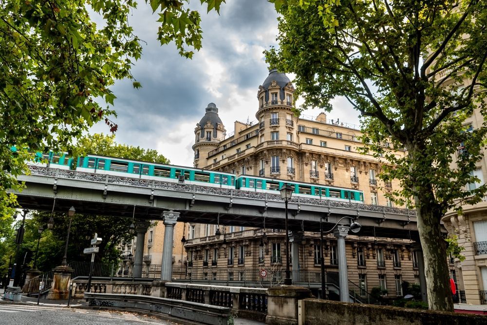 Метро над рекой в Париже