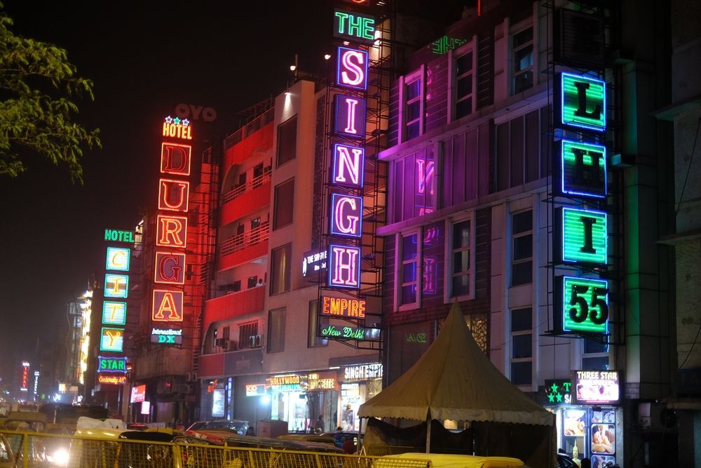 Вывески отелей ночью