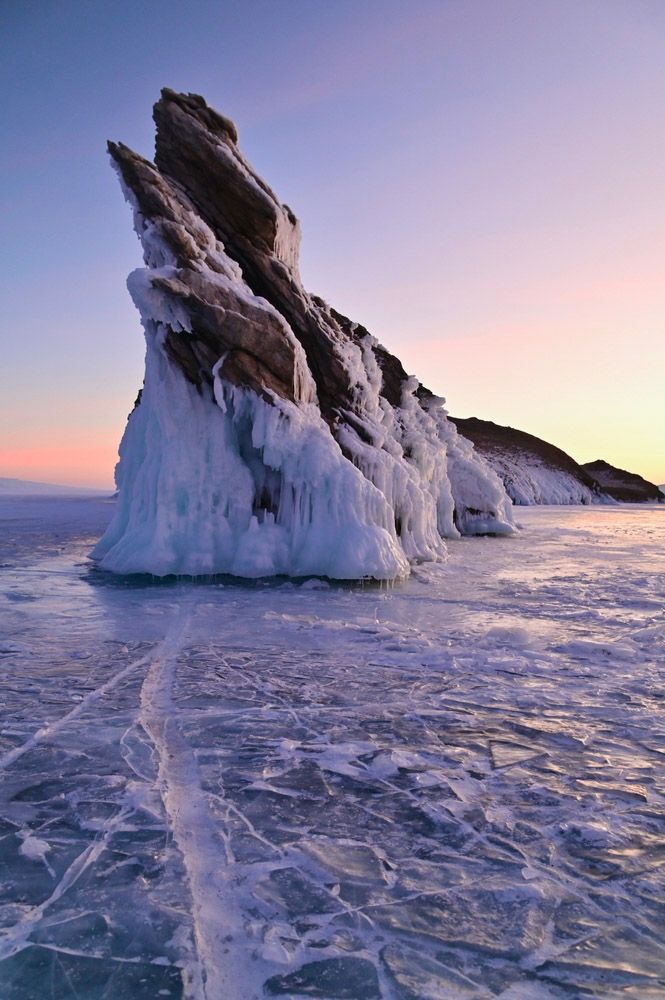 Скала на Байкале зимой