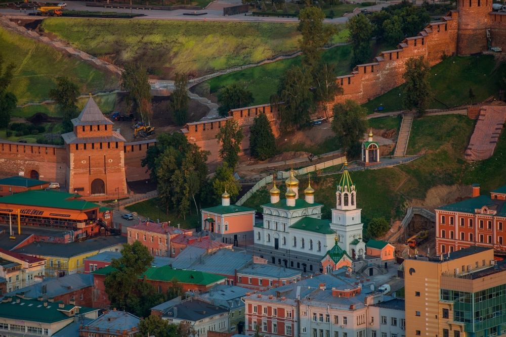 Где любоваться закатами в российских городах-миллионниках: лучшие дворы и набережные