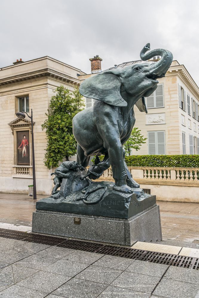 Статуя у музея Орсе в Париже