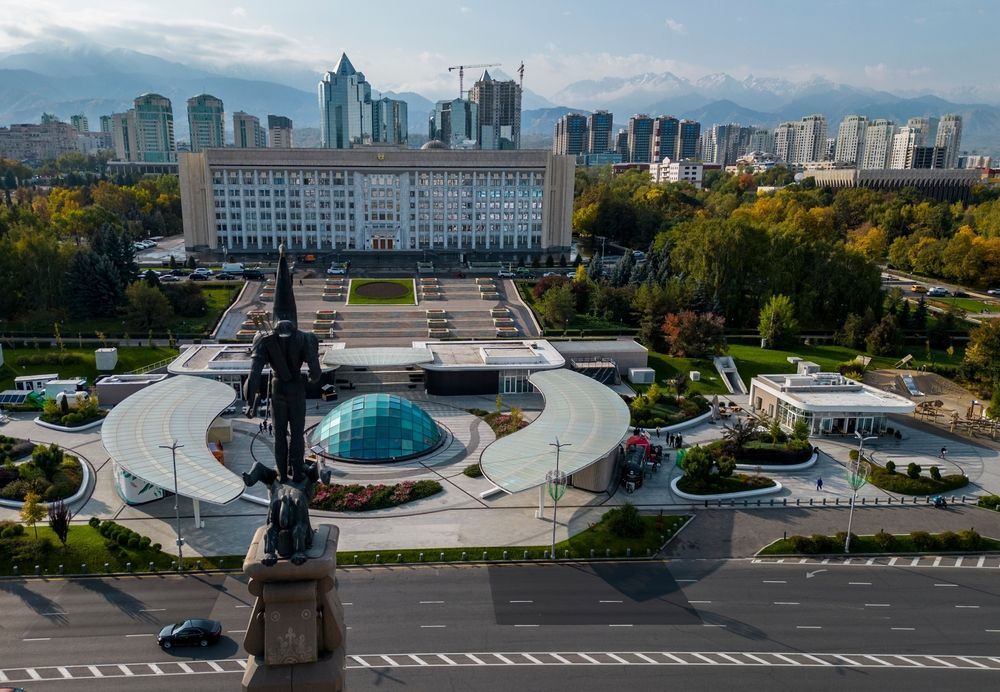 Монумент независимости Казахстана в Алматы