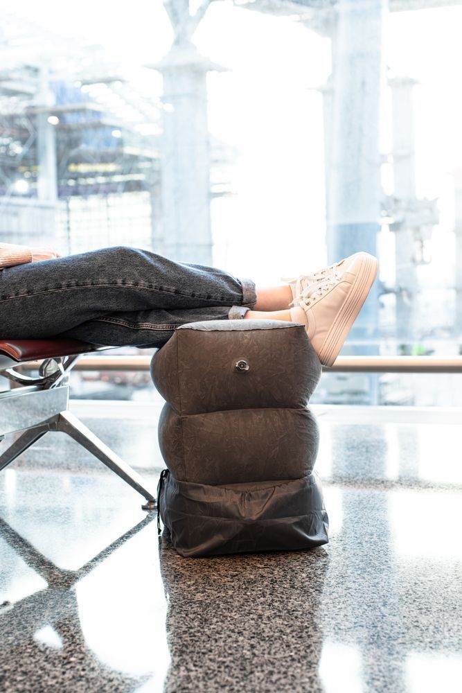 Надувная подушка под ноги для путешествий