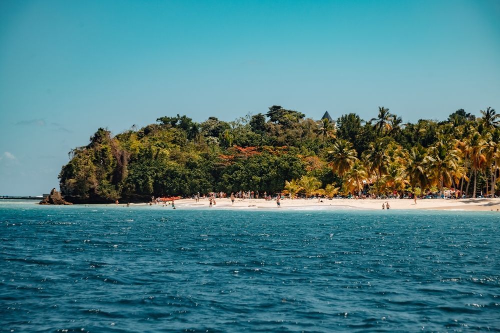 Остров и море