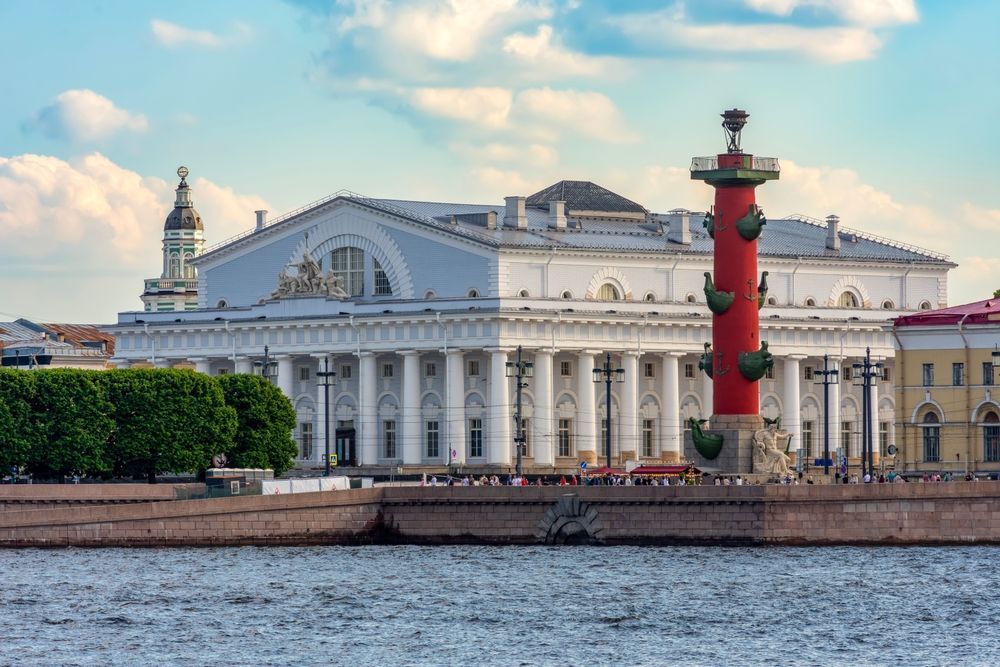 Здание Биржи и Ростральные колонны в Петербурге