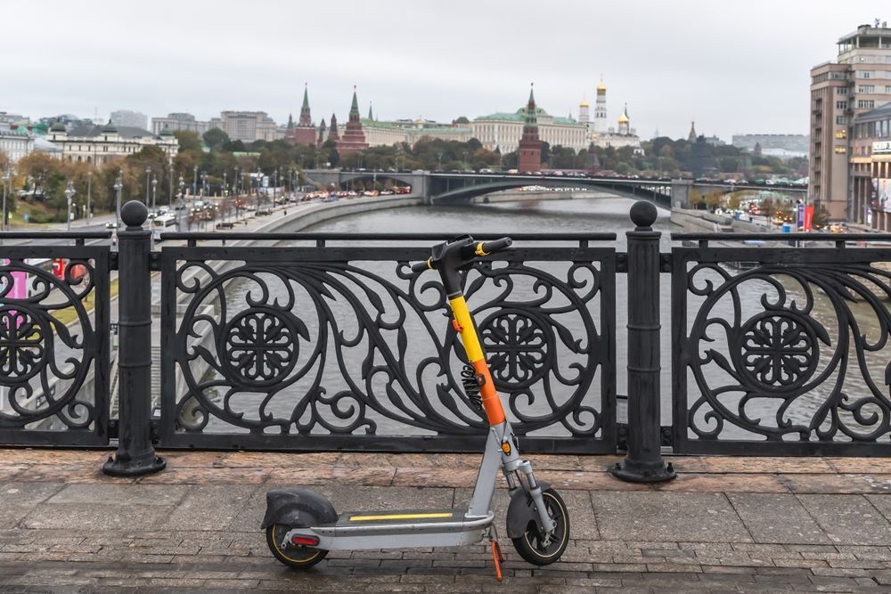 Электросамокат на мосту в Москве
