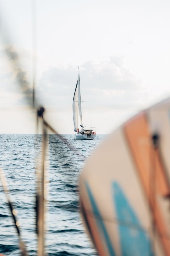 Яхта в море