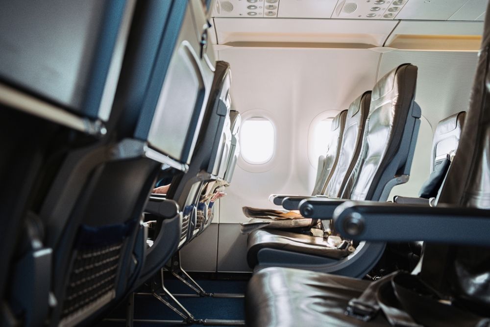 Как избежать места «у окна без окна» в самолёте