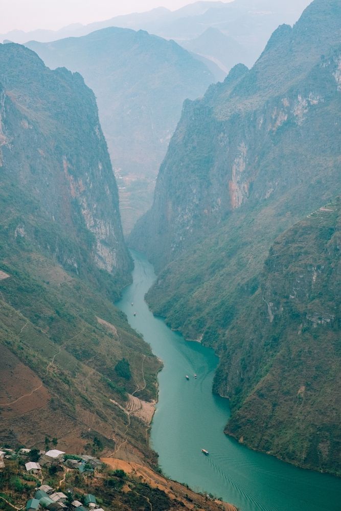 Каньон и река на севере Вьетнама