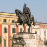 Памятник на площади Скандербега в Тиране