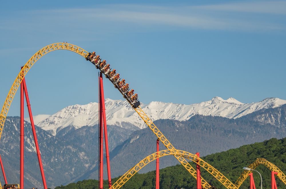 Американские горки в парке аттракционов в Сочи