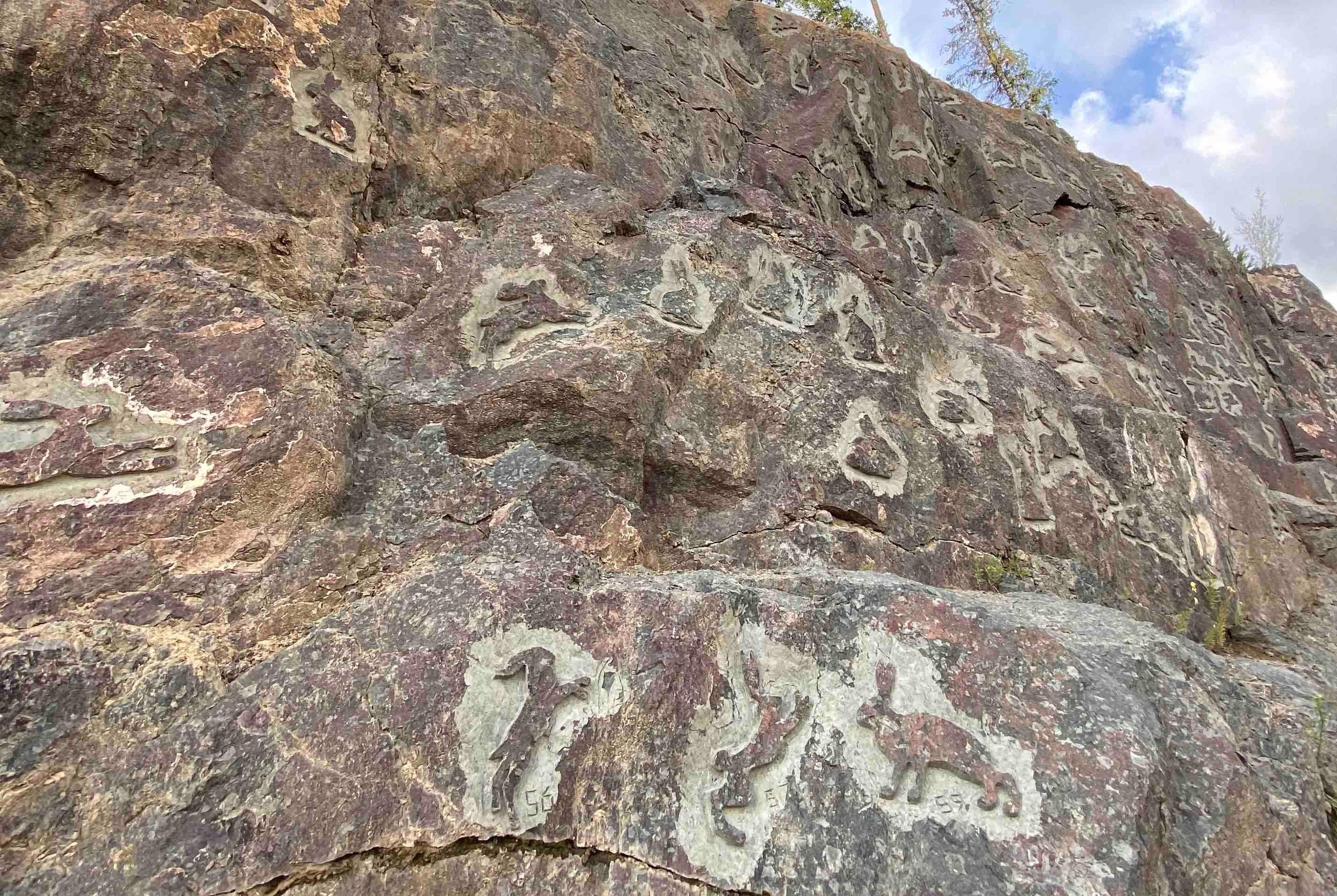 Скала с вырезанными зайцами