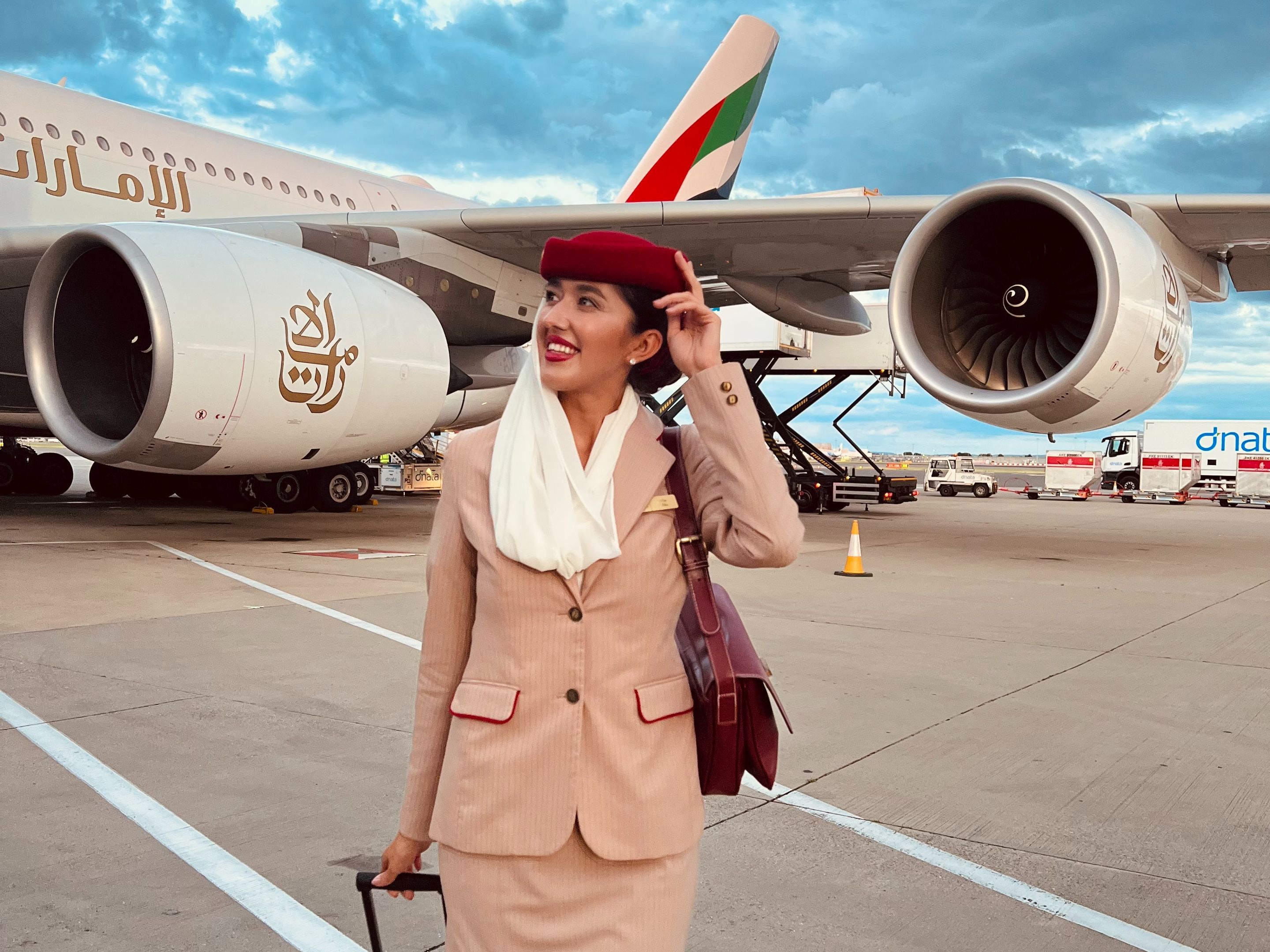 Октоберфест в самолёте и скидки на билеты: каково это — быть стюардессой Эмирейтс 