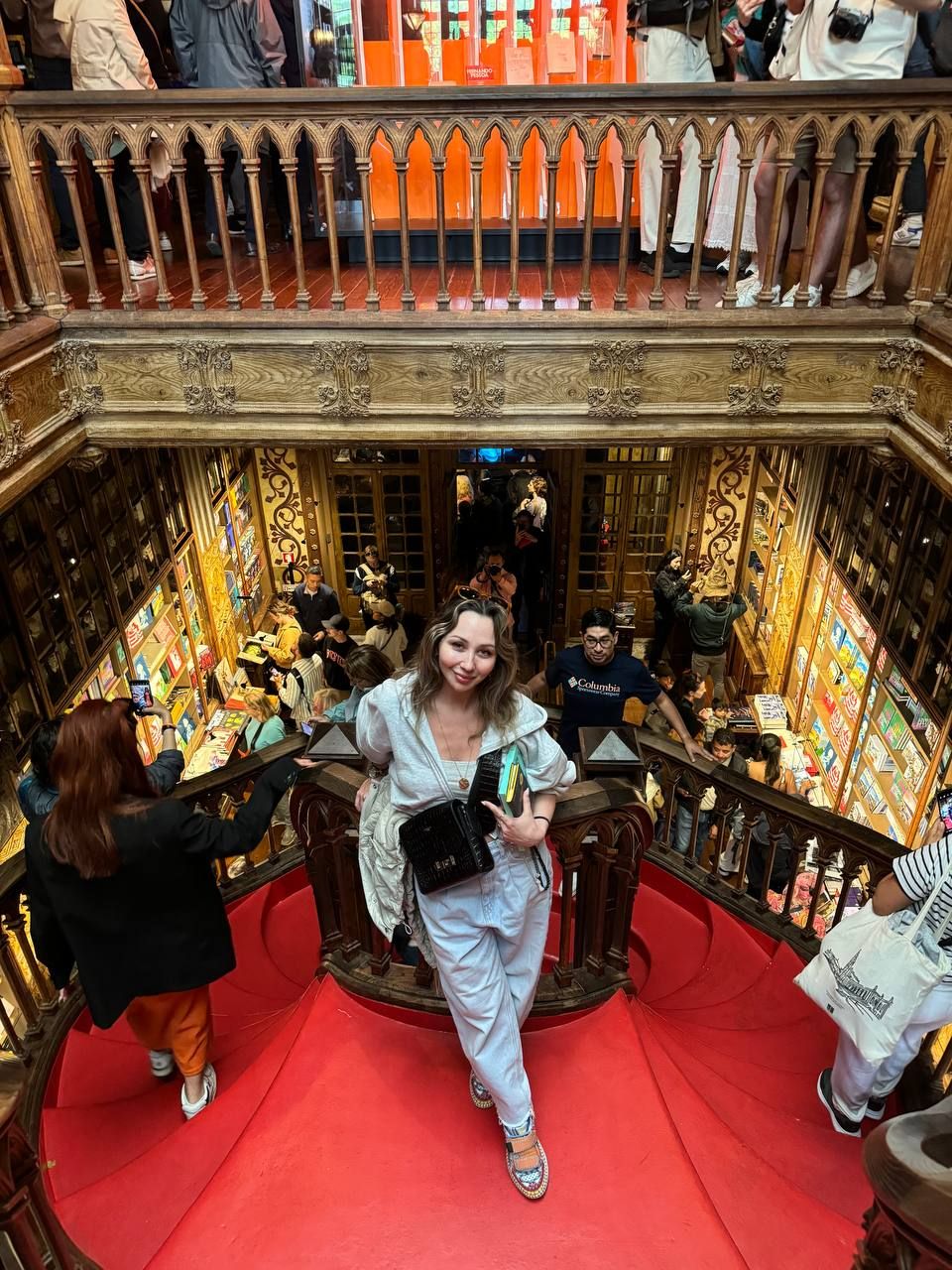 Лиза в библиотеке