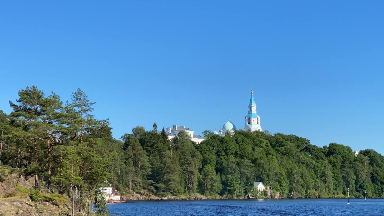 Вид с борта кометы на Валаамский монастырь