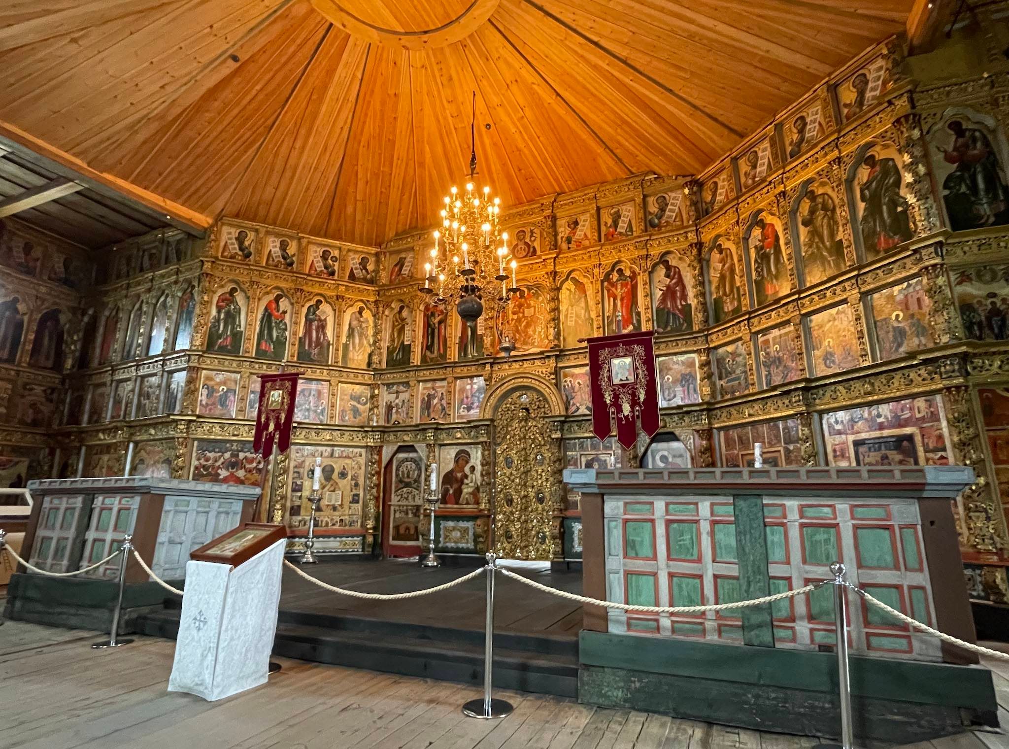 золочёный иконостас.jpg